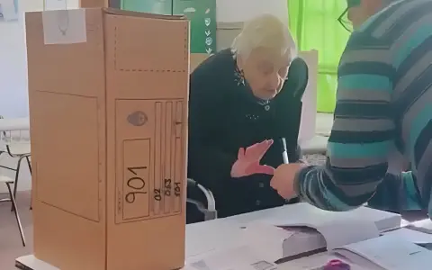 Ángela asistió a las urnas con 100 años y emocionó a los presentes