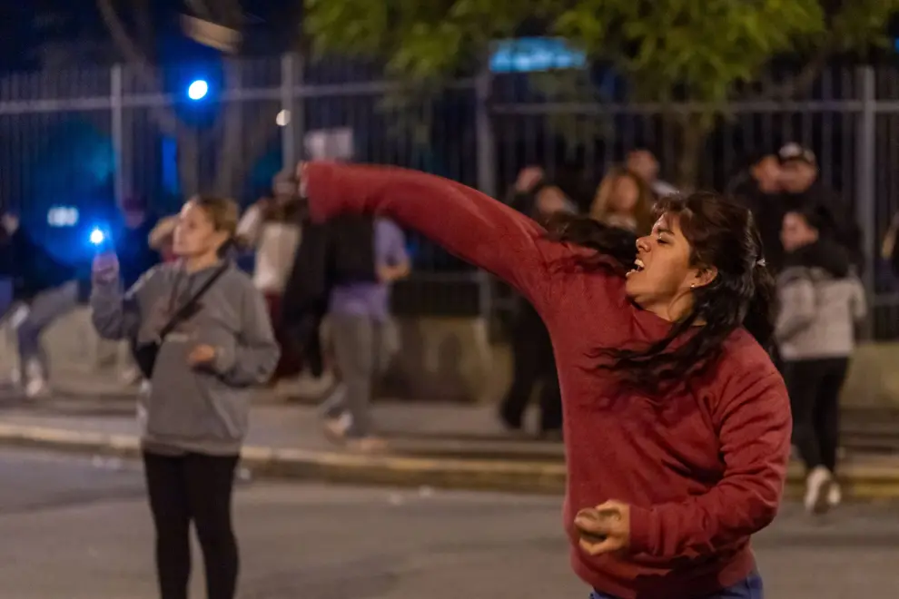 Momentos de tensión entre familiares y la policía