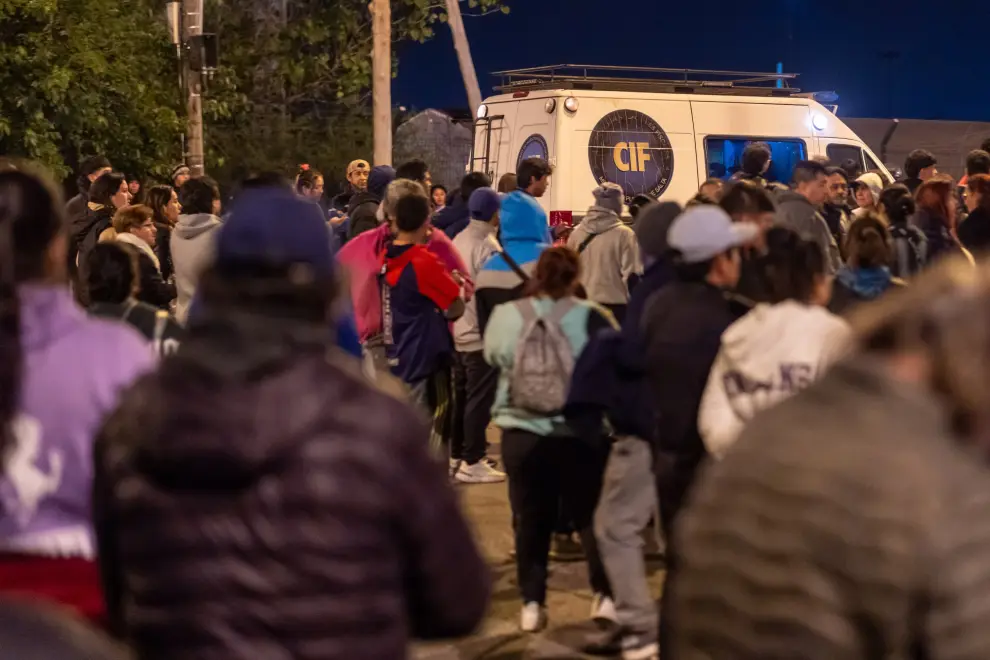 Pasada la medianoche el CIF llegaba abriendo camino entre los familiares