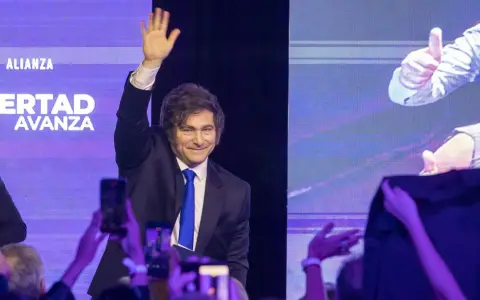 El presidente Javier Milei destacó esta noche que La Libertad Avanza (LLA) pasará “de 37 diputados propios a 101 diputados” y “de 7 senadores a 10”