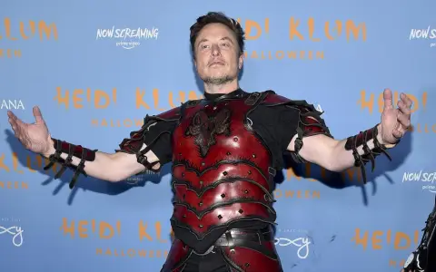 Elon Musk y una extraña armadura de cuero