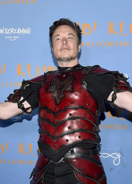 Elon Musk y una extraña armadura de cuero
