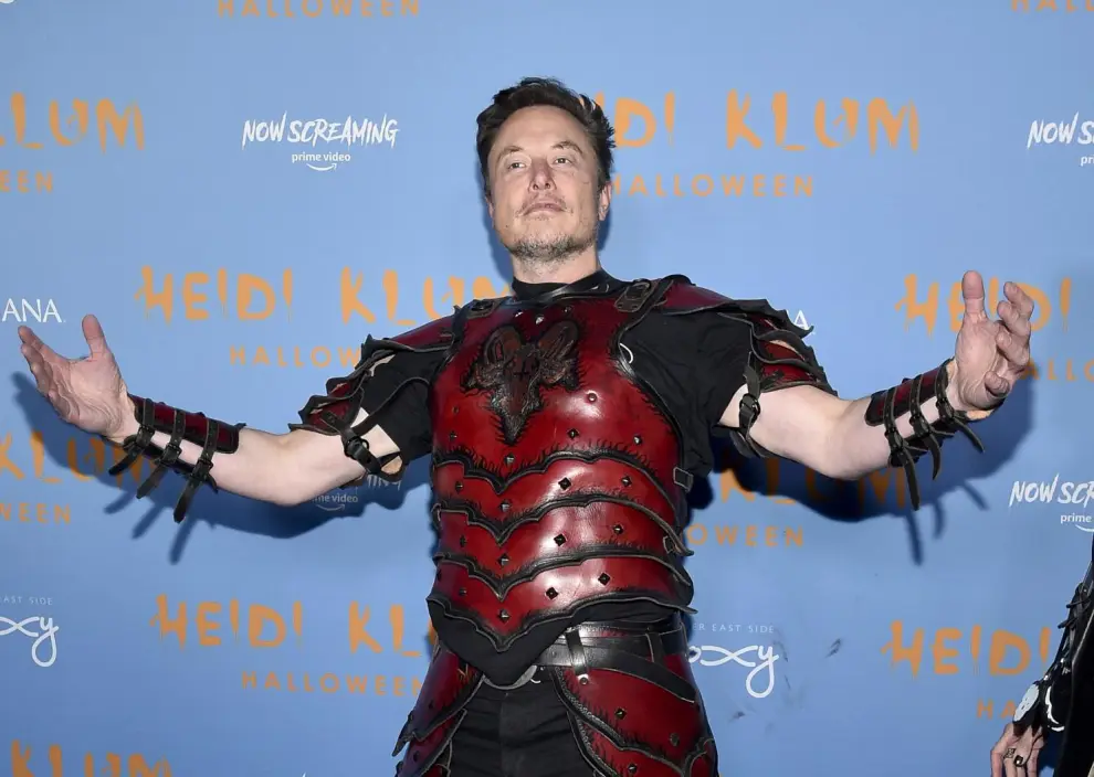 Elon Musk y una extraña armadura de cuero