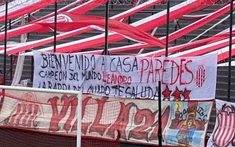 La bandera de la barra del club de Claudio Tapia a Leandro Paredes.