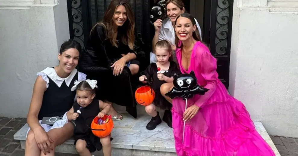 Pampita, Barby Franco y sus hijas pidiendo dulces para halloween.