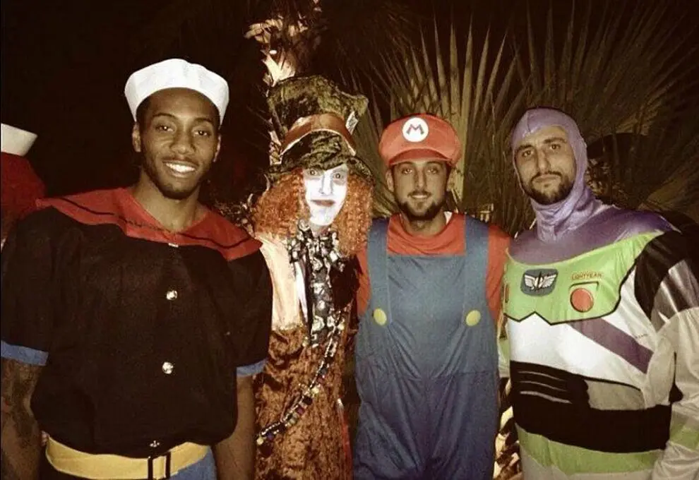 Manu Ginóbilli y sus compañeros "spurs" celebrando halloween.