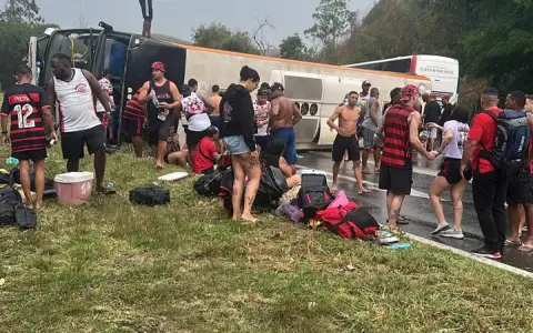 Impactantes imágenes del accidente de los hinchas del Flamengo que viajaban a Argentina.