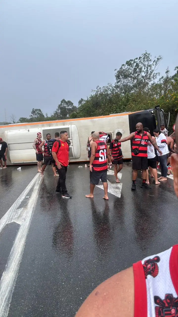 Impactantes imágenes del accidente de los hinchas del Flamengo que viajaban a Argentina.