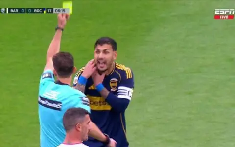 Leandro Paredes, amonestado, ensaya un reclamo sobreactuado con el árbitro Nicolás Lamolina en Barracas-Boca.