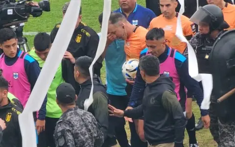 Así se retiraba Lucas Comesaña del 23 de Agosto. 