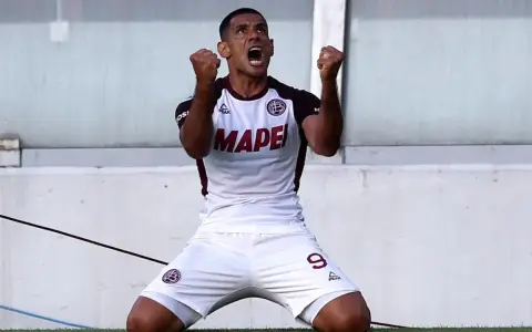 José Sand, ídolo de Lanús y con pasado goleador en River y en Racing.