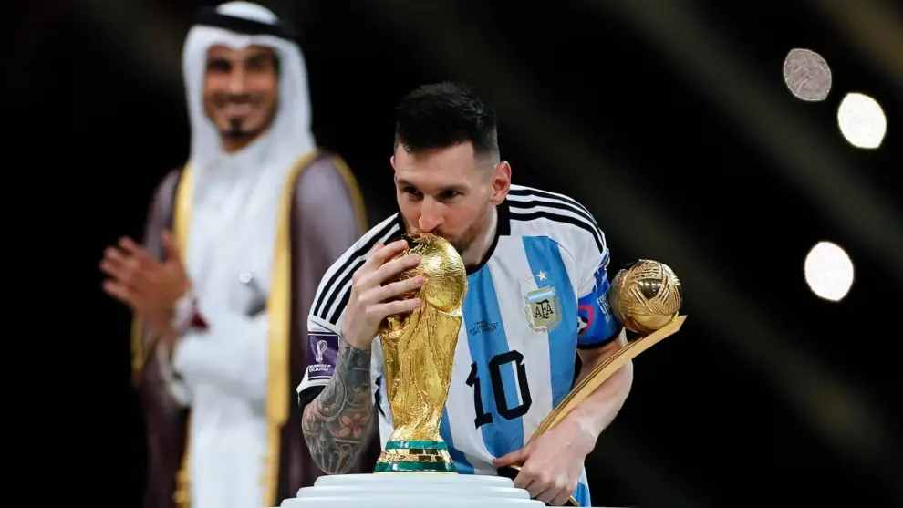 Lionel Messi en su instante más sublime, cuando tocó por primera vez la Copa del Mundo en la consagración en Qatar 2022.