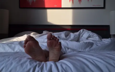 Ladrón tentado por la cama de su víctima