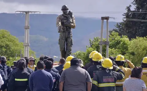 El monumento realizado en homenaje a los cuatro brigadistas salteños.