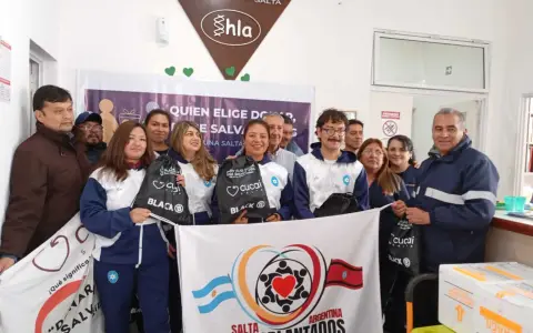 La delegación salteña en el CUCAI Salta, recibiendo elementos para su participación en Rosario