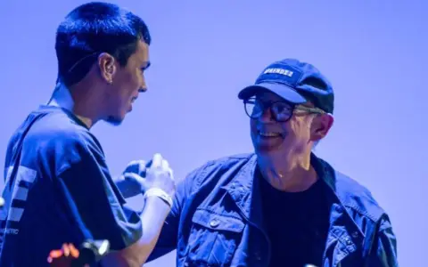 Silvio Rodríguez y Milo J en el escenario del Movistar Arena