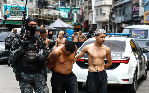 Mueren al menos 64 personas en una batalla contra el narcotráfico