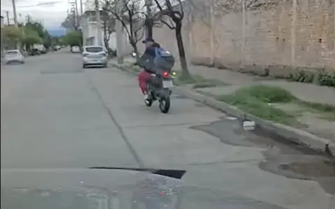 Momento en que el sujeto es captado por una cámara.