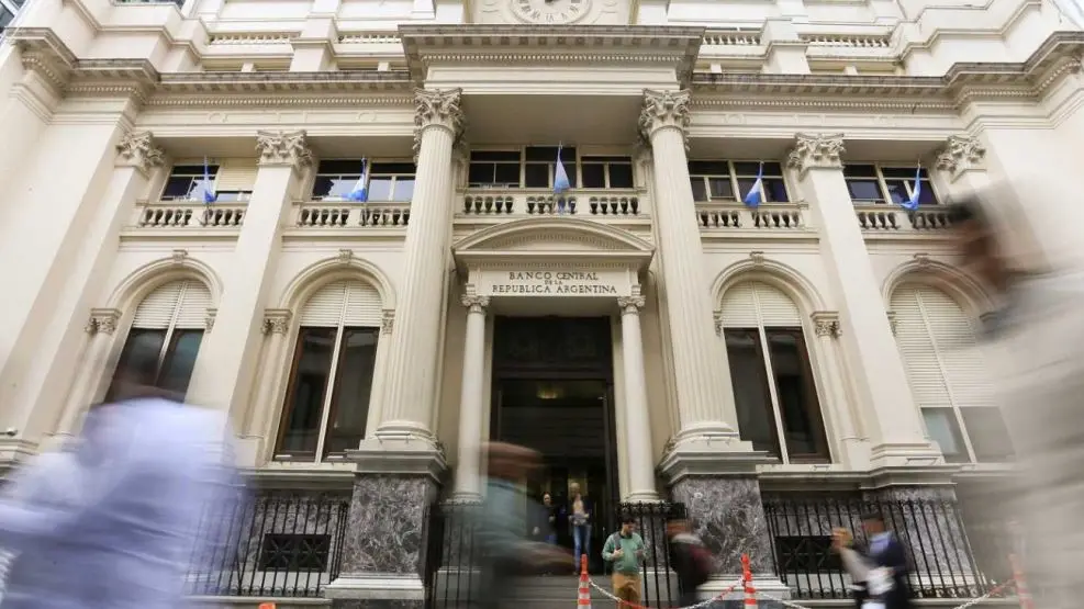 Analistas coinciden en eliminar el atraso cambiario para acumular reservas
