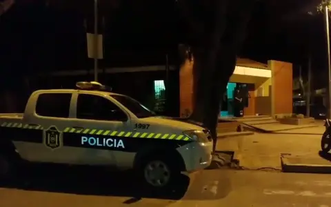 Patrullero afuera de la comisaría de Tartagal