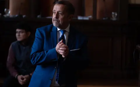 Villalba con las manos en el rostro, evidenciando el cansancio de un proceso que se hace eterno