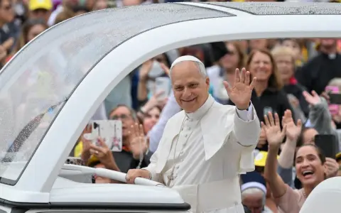 Papa León XIV en el papamóvil