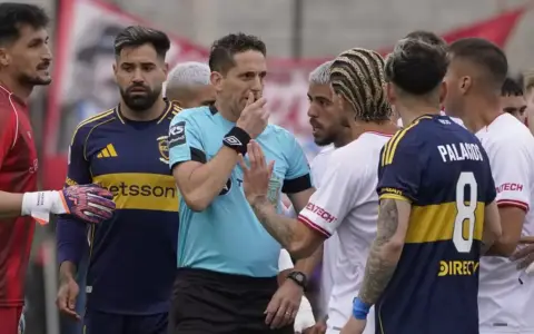 Lamolina y Tapia discutiendo luego de la polémica expulsión