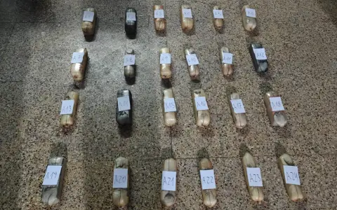 Parte de los 48 kilos de cocaina encontrados ocultos en los autos.