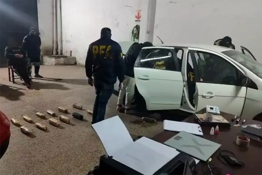 Los 48 kilos de cocaina fueron encontrados escondidos en los tanques de combustible de dos autos.