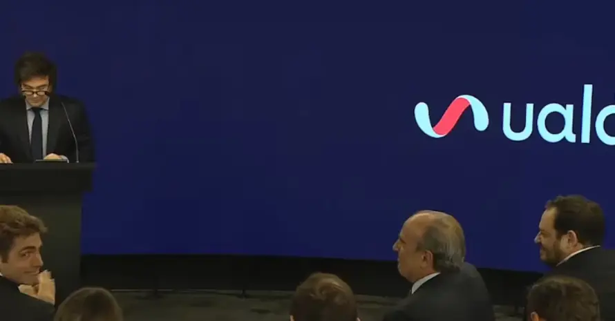 Javier Milei en un discurso frente a directivos y el fundador de Ualá
