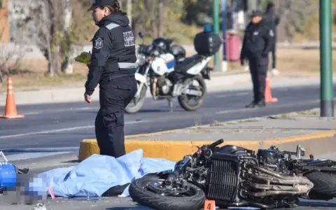 El peligro de cicrular en una moto en Salta.