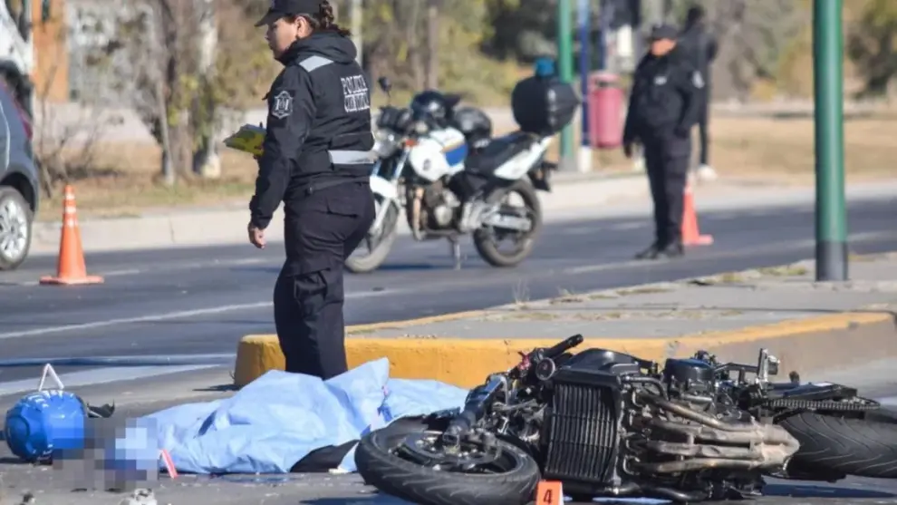 El peligro de cicrular en una moto en Salta.
