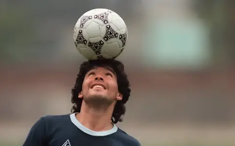 Diego calentando con el balón durante un entrenamiento con la selección argentina en  México en 1986