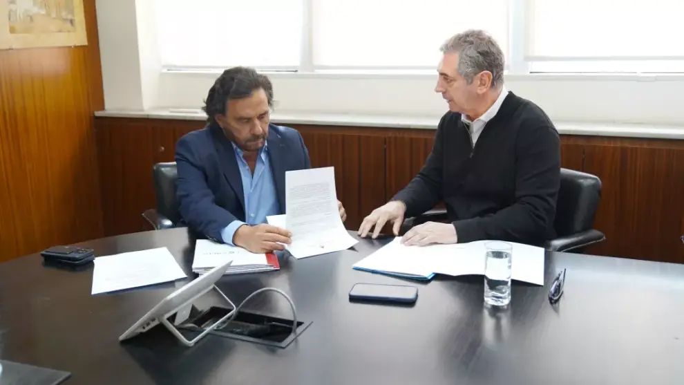 El gobernador Sáenz junto al titular de la Dirección de Vialidad de la Nación, Marcelo Jorge Campoy, firmando el acuerdo.