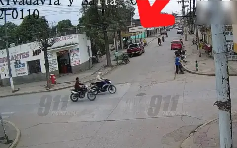 Captura del momento en que pasan los ladrones en moto.