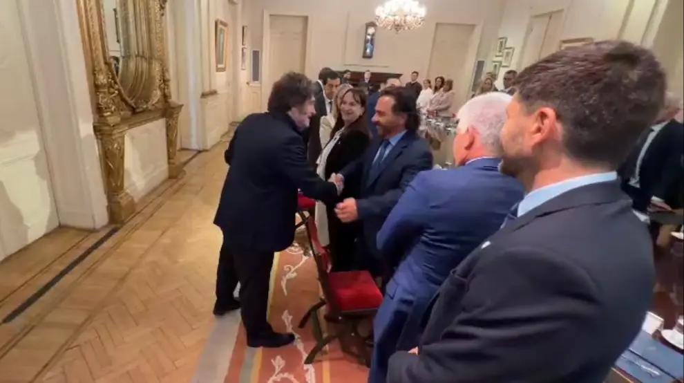 El saludo del presidente Milei con el gobernador salteño, Sáenz.