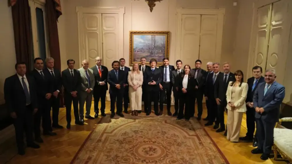 El Presidente junto a los funcionarios.