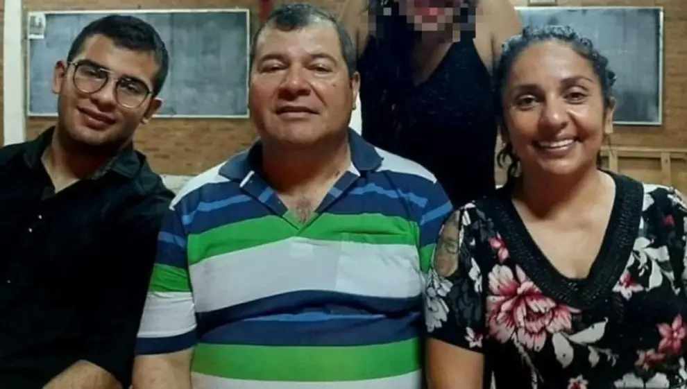 César Sena junto a sus padres, Emerenciano Sena y Marcela Acuña