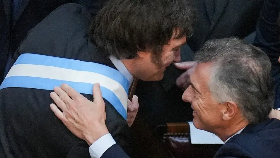 El abrazo entre el Javier Milei y Mauricio Macri durante la asunción presidencial
