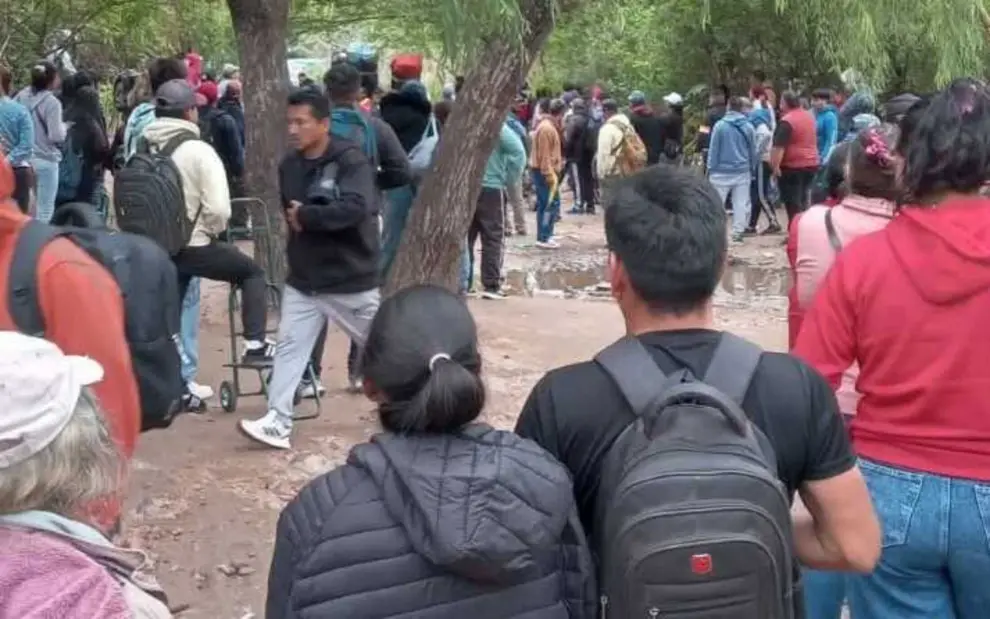 La gente espera su turno para pasar a Bolivia por el puesto de migraciones