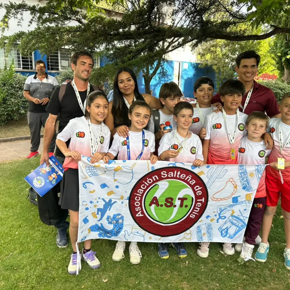Los chicos de Salta junto a los profes tras su participación