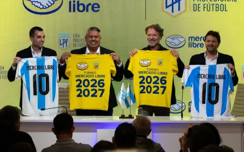 El presidente de la AFA junto a empresarios de Mercado Libre en la presentación del acuerdo