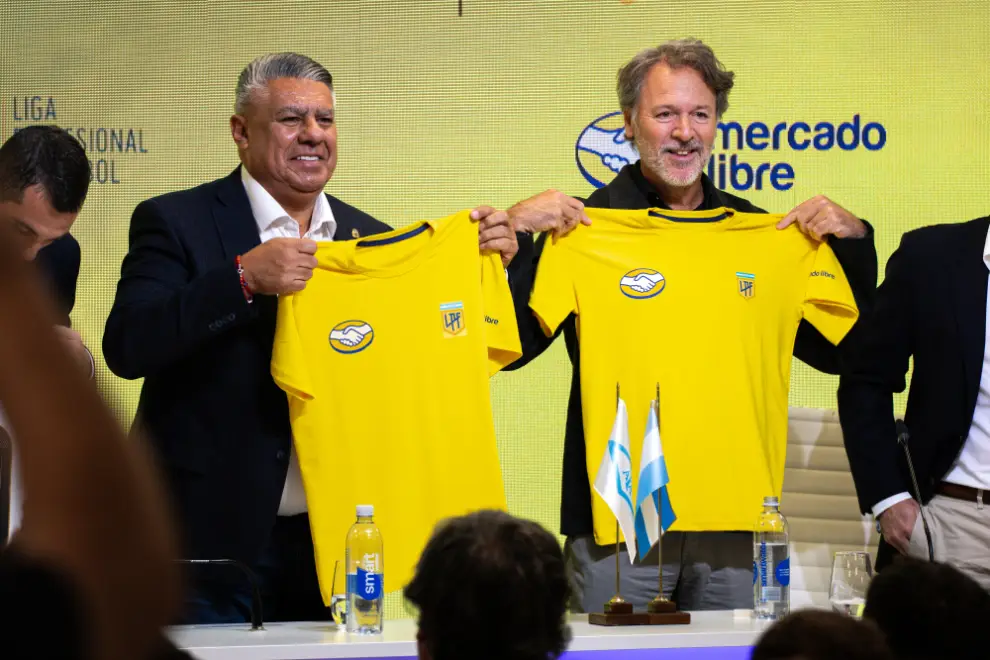 Tapia y Lavista con las camisetas conmemorativas que se hicieron por el acuerdo