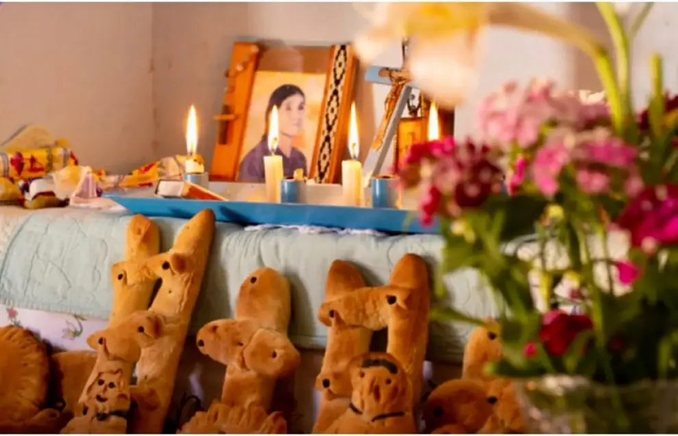 El altar con las ofrendas y la foto de los difuntos de la familia
