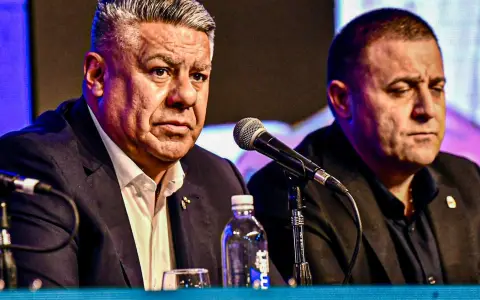 Claudio "Chiqui" Tapia, en la escena junto a su ladero de AFA, Pablo Toviggino.