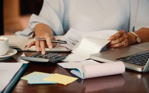 Abogado tributario analiza la presión impositiva y señala los efectos en los precios.