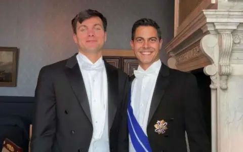 Rob Jetten quién lidera en los votos para ser Primer Ministro de Países Bajos, posa junto a su prometido y jugador de los "leones"