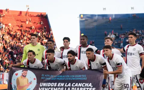 El plantel de San Lorenzo y un noble mensaje antes del comienzo del partido.