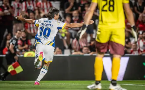 Ignacio Malcorra celebra el primer gol de Rosario Central.