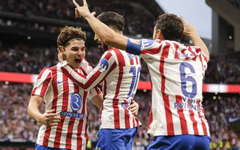 Todos abrazan a Julián Álvarez, autor del primer gol, de penal, para el Atlético de Madrid.